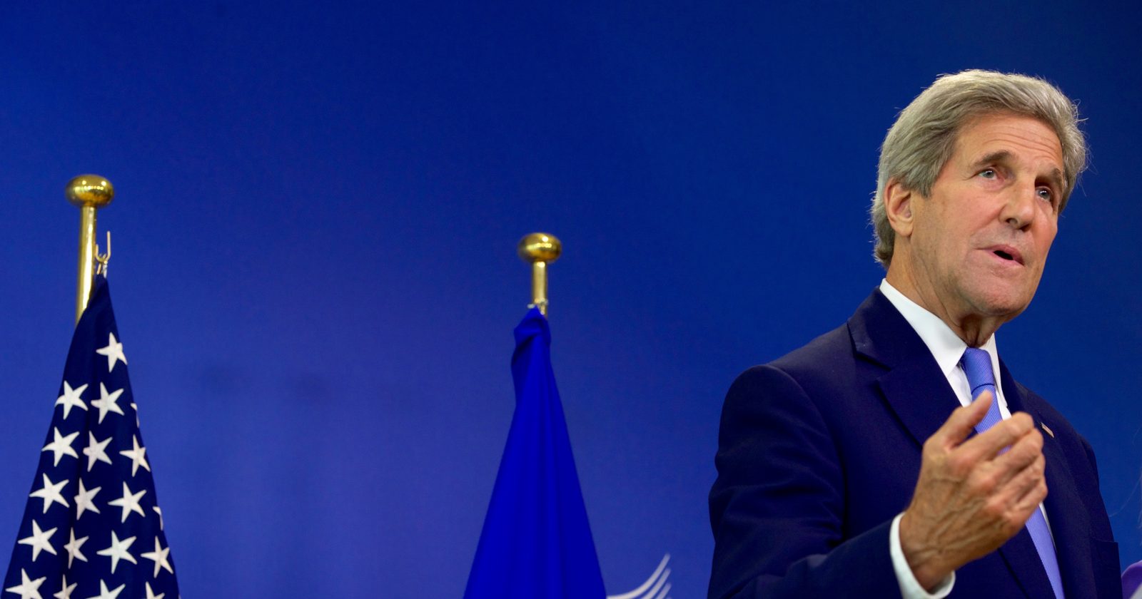 Gmach Komisji Europejskiej (Berlaymont) w Brukseli — dziennikarze i urzędnicy przed wejściem.