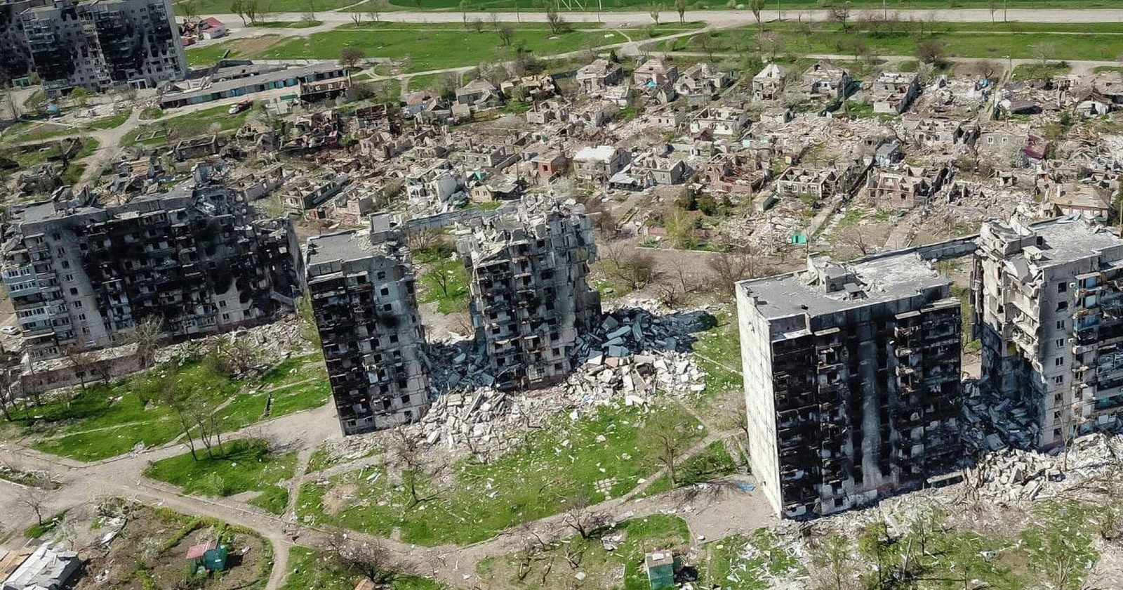 Zniszczone budynki mieszkalne w Mariupolu po rosyjskim ostrzale.