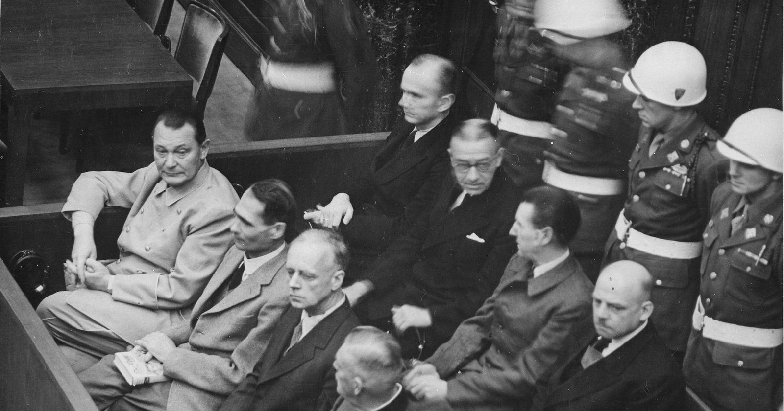 Ława oskarżonych podczas procesów norymberskich — pierwszego trybunału ścigającego zbrodnie wojenne.